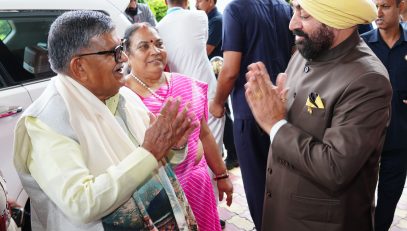Governor Lt Gen Gurmit Singh (Retd.) welcoming the Governor of Punjab, Shri Gulab Chand Kataria, at Lok Bhavan.