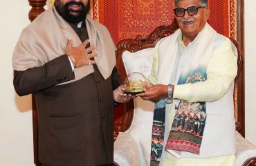 राज्यपाल लेफ्टिनेंट जनरल गुरमीत सिंह (से नि) को स्मृति चिन्ह भेंट करते हुए पंजाब के राज्यपाल श्री गुलाब चंद कटारिया।