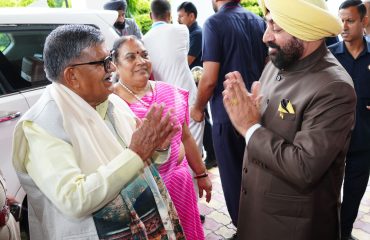 लोक भवन में पंजाब के राज्यपाल श्री गुलाब चंद कटारिया का स्वागत करते हुए राज्यपाल लेफ्टिनेंट जनरल गुरमीत सिंह (से नि)।