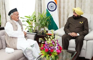राज्यपाल लेफ्टिनेंट जनरल गुरमीत सिंह (से नि) से लोक भवन में महाराष्ट्र के पूर्व राज्यपाल एवं उत्तराखण्ड के पूर्व मुख्यमंत्री, पद्मभूषण श्री भगत सिंह कोश्यारी ने शिष्टाचार भेंट की।