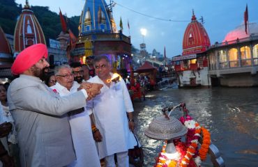 The Governor performing the 'Maa Ganga Aarti' at Brahmakund, Har-ki-Pauri, in Haridwar.