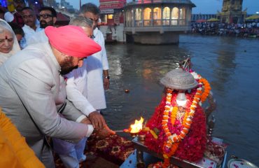 Offers prayers at Har Ki Pauri Brahmakund for the safe and successful conduct of the Kanwar Yatra