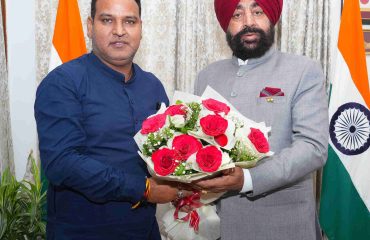राज्यपाल लेफ्टिनेंट जनरल गुरमीत सिंह (से नि) से शनिवार को लोक भवन में विधायक, देवप्रयाग श्री विनोद कंडारी ने शिष्टाचार भेंट की।
