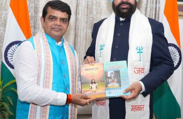राज्यपाल को पुस्तक भेंट करते हुए प्रो. शिव शंकर मिश्रा।