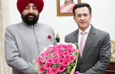 राज्यपाल से लोक भवन में पुलिस महानिदेशक श्री दीपम सेठ ने शिष्टाचार भेंट कर प्रदेश की कानून एवं व्यवस्था, कांवड़ यात्रा, मानसून सीजन तथा अन्य समसामयिक विषयों की जानकारी दी।
