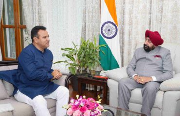 राज्यपाल से शिष्टाचार भेंट करते हुए विधायक, देवप्रयाग श्री विनोद कंडारी।