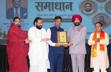 विभिन्न क्षेत्रों में उत्कृष्ट योगदान देने वाले व्यक्ति को शब्द कृति सम्मान करते हुए राज्यपाल।