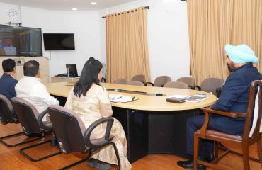 राज्यपाल से शिष्टाचार भेंट कर एआई तथा आधुनिक प्रौद्योगिकी आधारित पहलों पर प्रस्तुतीकरण देती हुईं प्रो. (डॉ.) अनुभा सिंह।