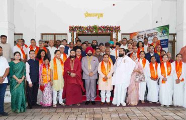 ‘‘संवाद से समाधान’’ कार्यक्रम के अवसर पर उपस्थित लोंगों के साथ राज्यपाल।