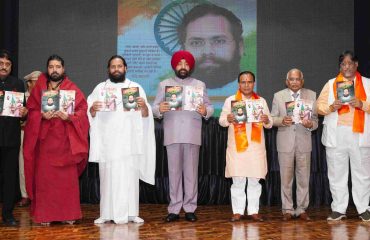 पुस्तकों का विमोचन करते हुए राज्यपाल।