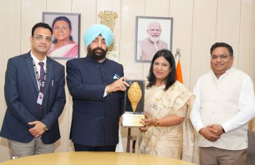 Prof. (Dr.) Anubha Singh, making a presentation on AI and modern technology-based initiatives during a courtesy call on the Governor.