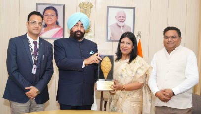 Prof. (Dr.) Anubha Singh, making a presentation on AI and modern technology-based initiatives during a courtesy call on the Governor.