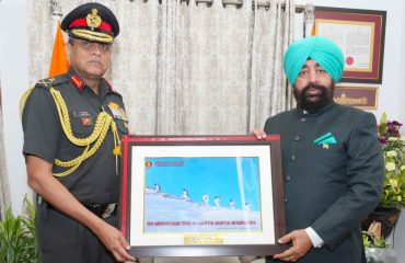 Lieutenant General Anindya Sengupta, General Officer Commanding-in-Chief (GOC-in-C) of the Central Command, calling on Governor Lt Gen Gurmit Singh (Retd).