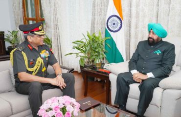 राज्यपाल से लोक भवन में मध्य कमान के जनरल ऑफिसर कमांडिंग इन चीफ (जीओसी इन सी) लेफ्टिनेंट जनरल अनिंद्य सेनगुप्ता ने शिष्टाचार भेंट की।
