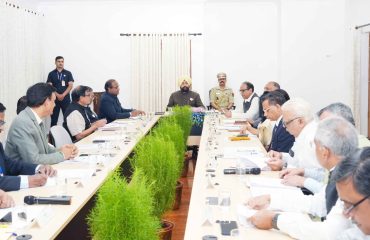 लोक भवन में निजी विश्वविद्यालयों के कुलपतियों के साथ बैठक करते हुए राज्यपाल।