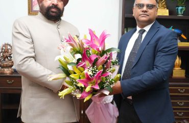 राज्यपाल से शिष्टाचार भेंट करते हुए महालेखाकार, लेखापरीक्षा उत्तराखण्ड श्री संजीव कुमार।