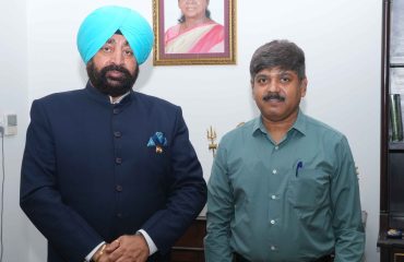 राज्यपाल से लोक भवन में प्रमुख सचिव डॉ. आर. मीनाक्षी सुंदरम ने शिष्टाचार भेंट की