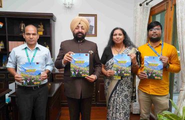 राज्यपाल को राजभाषा पत्रिका ‘नमन’ भेंट करती हुईं क्षेत्रीय पासपोर्ट अधिकारी देहरादून श्रीमती मालविका प्रियदर्शिनी, वरिष्ठ अधीक्षक श्री तारेंद्र सिंह एवं कनिष्ठ अनुवाद अधिकारी श्री हिवम वर्मा।