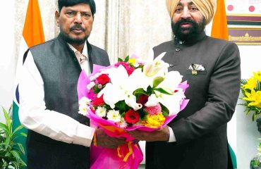 राज्यपाल से लोक भवन में सामाजिक न्याय एवं अधिकारिता राज्य मंत्री श्री रामदास आठवले ने शिष्टाचार भेंट की।