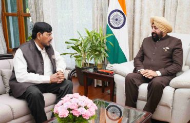 राज्यपाल से शिष्टाचार भेंट करते हुए सामाजिक न्याय एवं अधिकारिता राज्य मंत्री श्री रामदास आठवले।