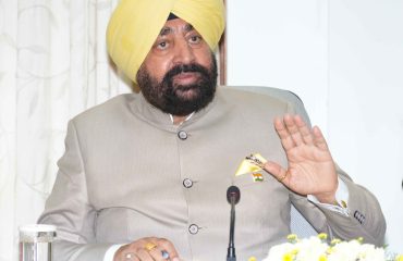 लोक भवन में उत्तराखण्ड के स्व वित्तपोषित (निजी) विश्वविद्यालयों के कुलपतियों के साथ बैठक करते हुए राज्यपाल।