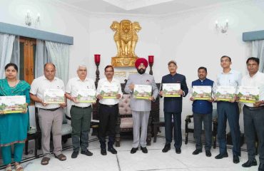 उद्यान विभाग द्वारा तैयार वसंतोत्सव-2026 की स्मृतियों पर आधारित ‘फ्लोरल हीलिंगः नेचर्स पाथ टू वेल-बीइंग’ कॉफी टेबल बुक का विमोचन करते हुए राज्यपाल।