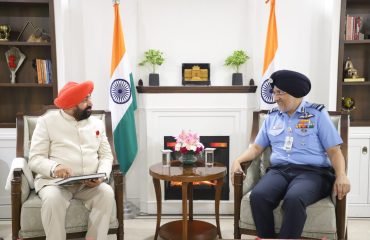 नई दिल्ली में राज्यपाल से शिष्टाचार भेंट करते हुए चीफ ऑफ इंटीग्रेटेड डिफेंस स्टाफ, एयर मार्शल तेजिंदर सिंह।