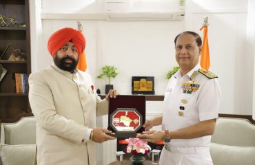 नई दिल्ली में राज्यपाल से शिष्टाचार भेंट करते हुए भारतीय नौसेना के वाइस चीफ, वाइस एडमिरल अजय कोचर।