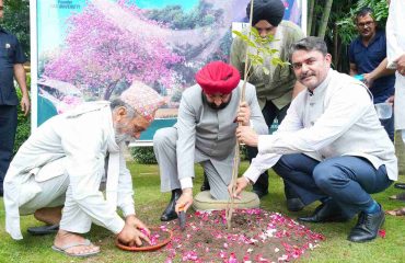 लोक भवन में गौरव भारती शिक्षा संस्थान की ओर से आयोजित कार्यक्रम के अवसर पर पौधरोपण करते हुए राज्यपाल।
