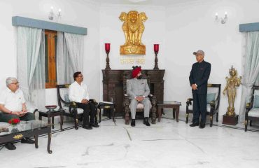 उद्यान विभाग द्वारा तैयार वसंतोत्सव-2026 की स्मृतियों पर आधारित ‘फ्लोरल हीलिंगः नेचर्स पाथ टू वेल-बीइंग’ कॉफी टेबल बुक विमोचन के अवसर पर अधिकारियों से जानकारी प्राप्त करते हुए राज्यपाल।