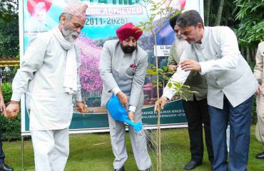राज्यपाल लेफ्टिनेंट जनरल गुरमीत सिंह (से नि) ने शुक्रवार को लोक भवन में गौरव भारती शिक्षा संस्थान की ओर से आयोजित कार्यक्रम में प्रतिभाग कर पौधरोपण किया।