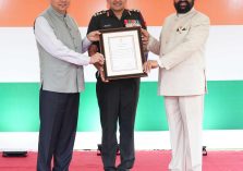 स्वतंत्रता दिवस के अवसर पर लोक भवन में आयोजित स्वल्पाहार कार्यक्रम में चिकित्सा एवं सैन्य सेवा के क्षेत्र में उत्कृष्ट योगदान के लिए विशिष्ट अधिकारियों एवं चिकित्सकों को सम्मानित करते हुए राज्यपाल