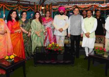 स्वतंत्रता दिवस के अवसर पर लोक भवन में आयोजित स्वल्पाहार कार्यक्रम में उपस्थित गणमान्य लोगों के साथ राज्यपाल एवं मुख्यमंत्री।