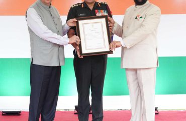 On the occasion of Independence Day, the Governor felicitating distinguished officers and doctors for their outstanding contributions in the fields of medical and military services at the refreshment programme organized at Lok Bhavan.