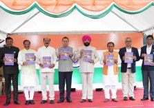 स्वतंत्रता दिवस के अवसर पर लोक भवन में आयोजित स्वल्पाहार कार्यक्रम में लोक भवन उत्तराखण्ड की अर्द्धवार्षिक पत्रिका ‘‘देवभूमि संवाद’’ का विमोचन करते हुए राज्यपाल एवं मुख्यमंत्री।