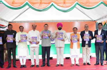 स्वतंत्रता दिवस के अवसर पर लोक भवन में आयोजित स्वल्पाहार कार्यक्रम में लोक भवन उत्तराखण्ड की अर्द्धवार्षिक पत्रिका ‘‘देवभूमि संवाद’’ का विमोचन करते हुए राज्यपाल एवं मुख्यमंत्री।
