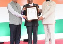 स्वतंत्रता दिवस के अवसर पर लोक भवन में आयोजित स्वल्पाहार कार्यक्रम में चिकित्सा एवं सैन्य सेवा के क्षेत्र में उत्कृष्ट योगदान के लिए विशिष्ट अधिकारियों एवं चिकित्सकों को सम्मानित करते हुए राज्यपाल एवं मुख्यमंत्री।