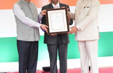 स्वतंत्रता दिवस के अवसर पर लोक भवन में आयोजित स्वल्पाहार कार्यक्रम में चिकित्सा एवं सैन्य सेवा के क्षेत्र में उत्कृष्ट योगदान के लिए विशिष्ट अधिकारियों एवं चिकित्सकों को सम्मानित करते हुए राज्यपाल एवं मुख्यमंत्री।