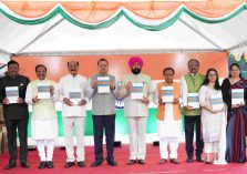 स्वतंत्रता दिवस के अवसर पर लोक भवन में आयोजित स्वल्पाहार कार्यक्रम में पुस्तक ‘‘द गवर्नरः फ्रॉम कांस्टीट्यूशनल गार्जियन टू डेवलपमेंट इनेबलर’’ का विमोचन करते हुए राज्यपाल एवं मुख्यमंत्री।