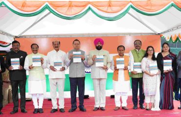 स्वतंत्रता दिवस के अवसर पर लोक भवन में आयोजित स्वल्पाहार कार्यक्रम में पुस्तक ‘‘द गवर्नरः फ्रॉम कांस्टीट्यूशनल गार्जियन टू डेवलपमेंट इनेबलर’’ का विमोचन करते हुए राज्यपाल एवं मुख्यमंत्री।