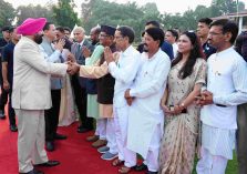 स्वतंत्रता दिवस के अवसर पर लोक भवन में आयोजित स्वल्पाहार कार्यक्रम में उपस्थित गणमान्य लोगों से मुलाकात करते हुए राज्यपाल