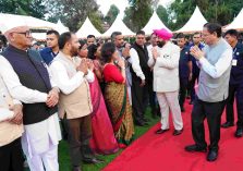 स्वतंत्रता दिवस के अवसर पर लोक भवन में आयोजित स्वल्पाहार कार्यक्रम में उपस्थित गणमान्य लोगों से मुलाकात करते हुए राज्यपाल एवं मुख्यमंत्री।