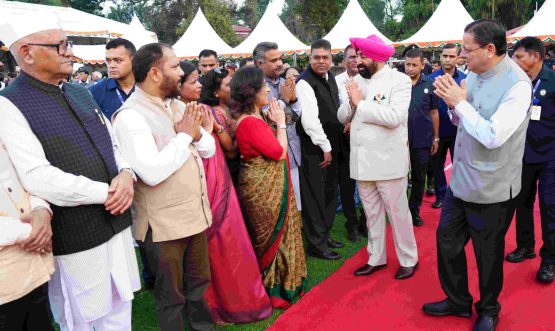 स्वतंत्रता दिवस के अवसर पर लोक भवन में आयोजित स्वल्पाहार कार्यक्रम में उपस्थित गणमान्य लोगों से मुलाकात करते हुए राज्यपाल एवं मुख्यमंत्री।