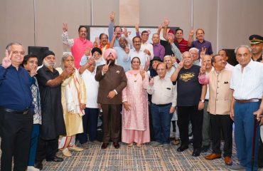 ‘ट्रैवी क्लब 60’ द्वारा आयोजित वरिष्ठ नागरिक दिवस कार्यक्रम में वरिष्ठ नागरिकों के साथ राज्यपाल।