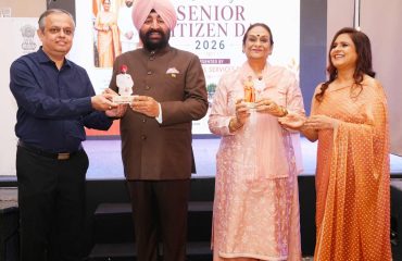 ‘ट्रैवी क्लब 60’ द्वारा आयोजित वरिष्ठ नागरिक दिवस कार्यक्रम में राज्यपाल एवं प्रथम महिला श्रीमती गुरमीत कौर को उनका चित्र भेंट करते हुए वरिष्ठ नागरिक।