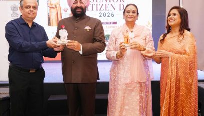 A senior citizen presenting a portrait to the Governor and the First Lady, Smt. Gurmeet Kaur, at the Senior Citizens' Day event organized by ‘Travy Club 60’.