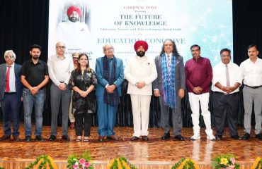 एजुकेशन कॉन्क्लेव एवं गढ़वाल पोस्ट अवॉर्ड्स समारोह में उपस्थित गढ़वाल पोस्ट के सदस्यगण व अन्य लोगों के साथ राज्यपाल।