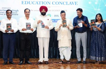 The Governor unveiling the poetic adaptation of his life story, titled ‘Vatayan: Rashtravadi Sikh Ki Jeevan Yatra’, at the Education Conclave and Garhwal Post Awards ceremony.