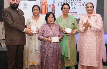 ‘ट्रैवी क्लब 60’ द्वारा आयोजित वरिष्ठ नागरिक दिवस कार्यक्रम में महिलाओं को सम्मानित करते हुए राज्यपाल।