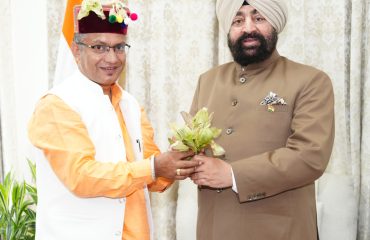 राज्यपाल से शिष्टाचार भेंट करते हुए पुरोला विधायक श्री दुर्गेश्वर लाल।